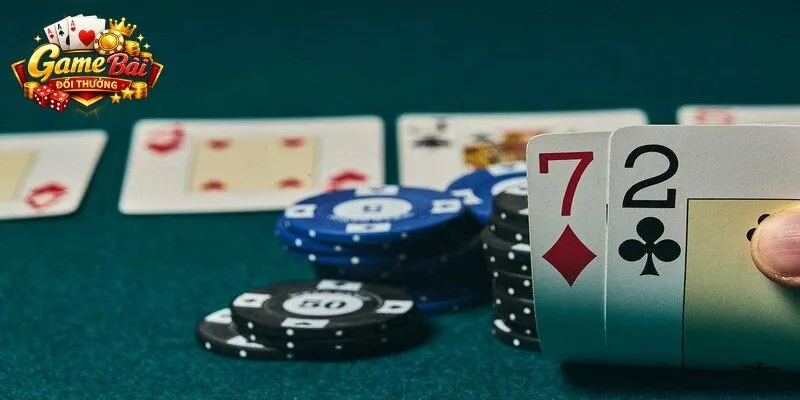 Bluff là hành động raise/bet của một người khi muốn đối thủ bỏ bài