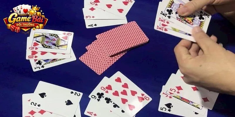 Hành động khi xáo và chia bài có dấu hiệu bất thường